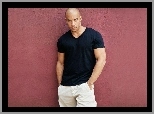 białe spodnie, Vin Diesel, czarny t-shirt